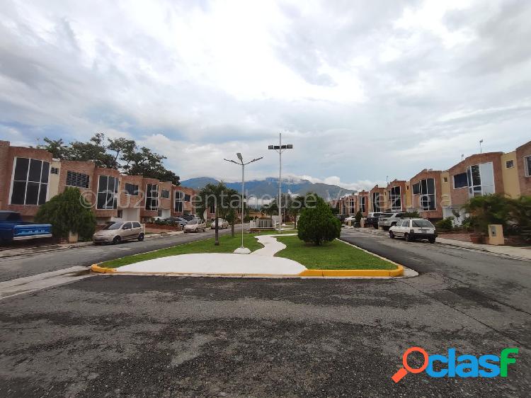 Bello Townhouse En Venta De Oportunidad