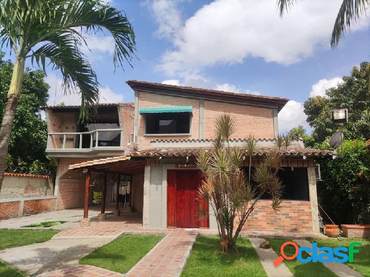 EN VENTA HERMOSA Y REMODELADA CASA DE 450 M2 EN URBANIZACION