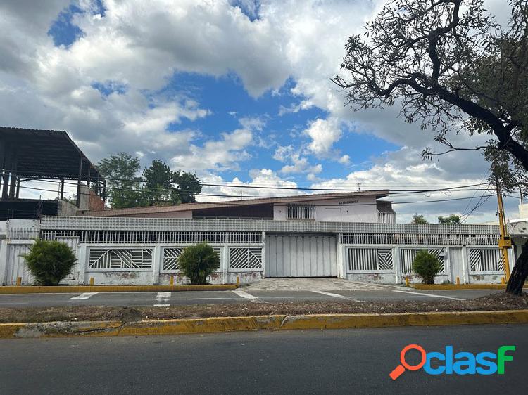 Disponible en Venta Casa con zonificación Comercial y un