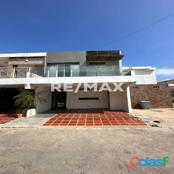 Townhouse en Venta.Villa La Milagrosa. Remax Millenium