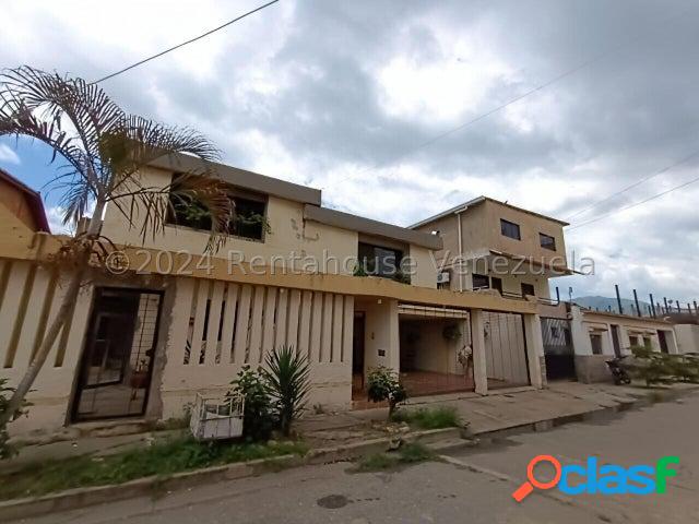 25-767 Venta de Casa Amplia y Clásica en Naguanagua, Urb.