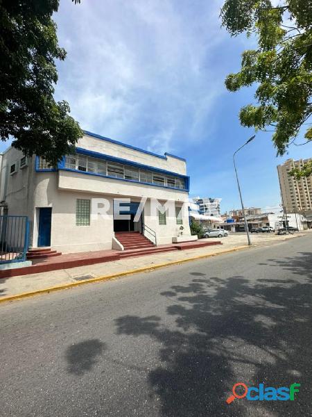 Local Comercial. con Galpón Av. 4 Bella Vista Remax