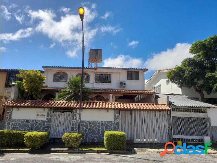 A la venta casa en Macaracuay en calle cerrada con