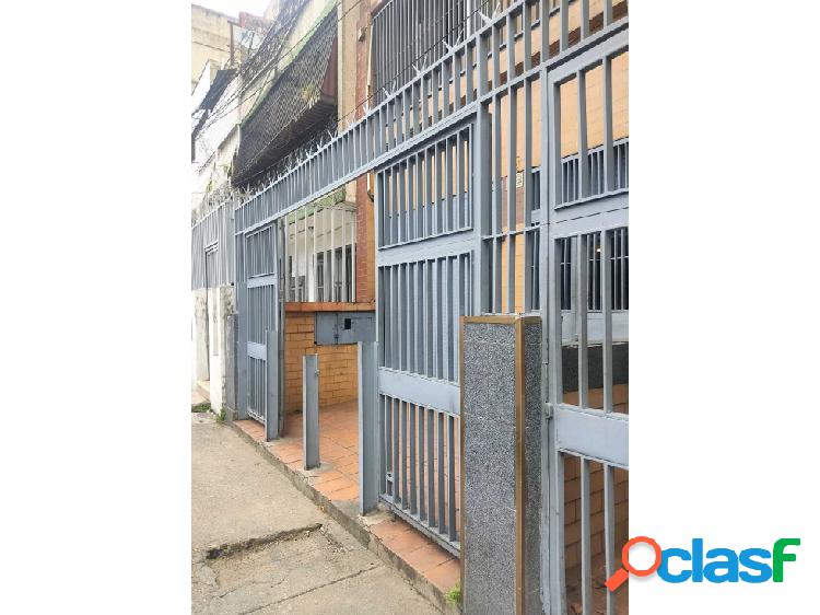 Alquilo local comercial 78 m2, 1 baño, 1pto. Catia 0054