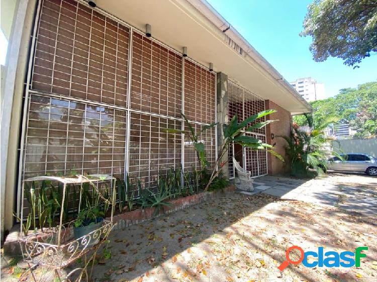 Amplia Casa en venta La Floresta 4H/1B/2P