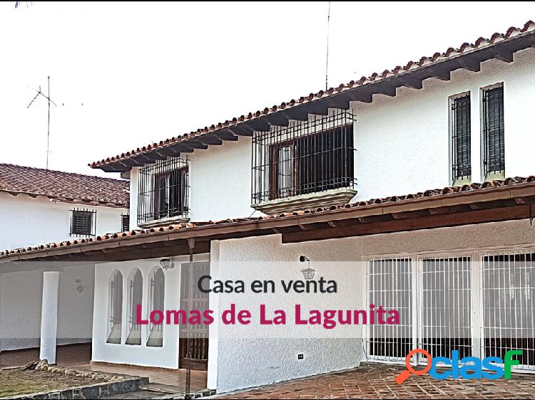 Amplia casa en venta bordeada de jardines en Lomas de La