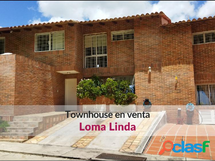 Bello townhouse en venta con terraza y vista en Loma Linda