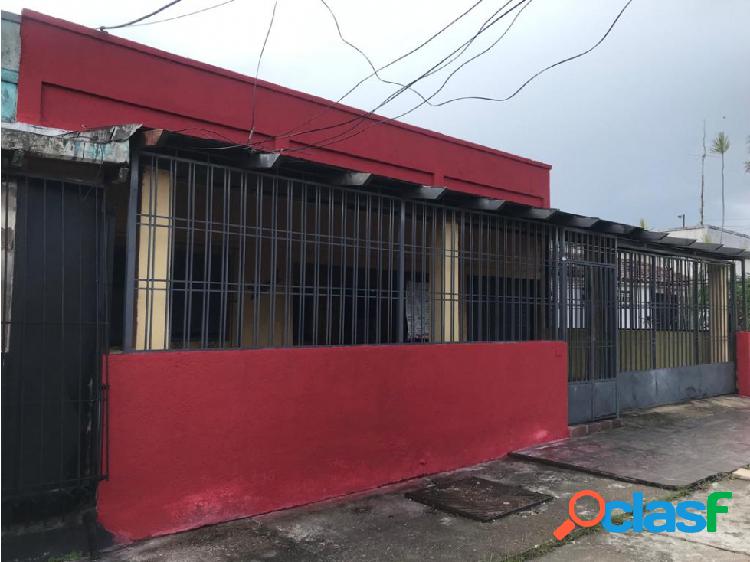 CASA EN EL CENTRO A POCOS METROS DE LA AV BOLIVAR