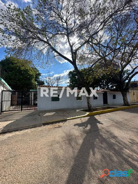 Casa Con Local y Terreno En Venta. Remax Millenium