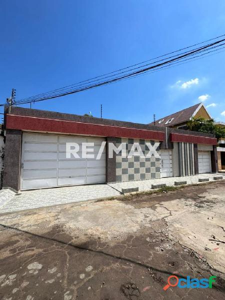 Casa De Dos Plantas En Venta. Remax Millenium