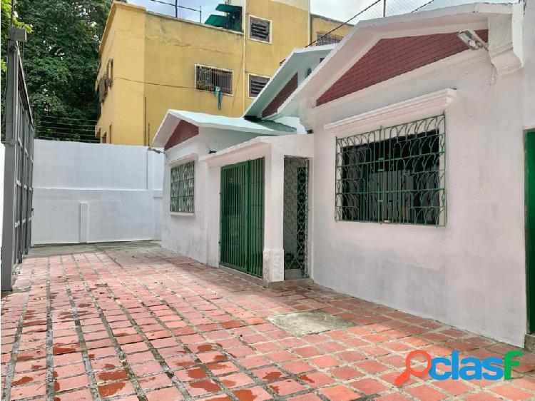 Casa de uso comercial en venta en la Urb. Santa Mónica.