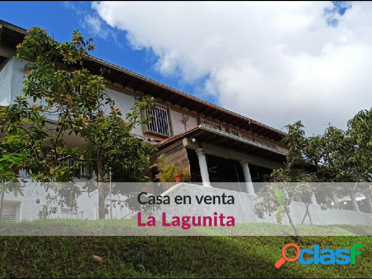 Casa en venta con jardín en calle cerrada de la Lagunita