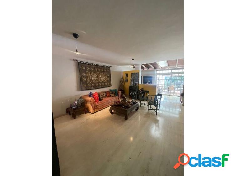 Casa en venta para actualizar ubicada en zona tranquila de