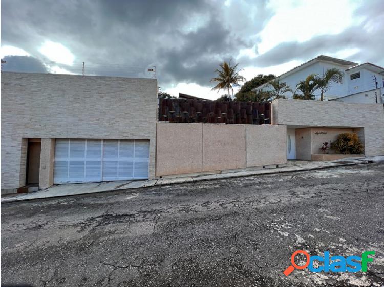 EN VENTA CASA DE T. 650 mts2 6H/8B/4P PRADOS DEL ESTE CALLE