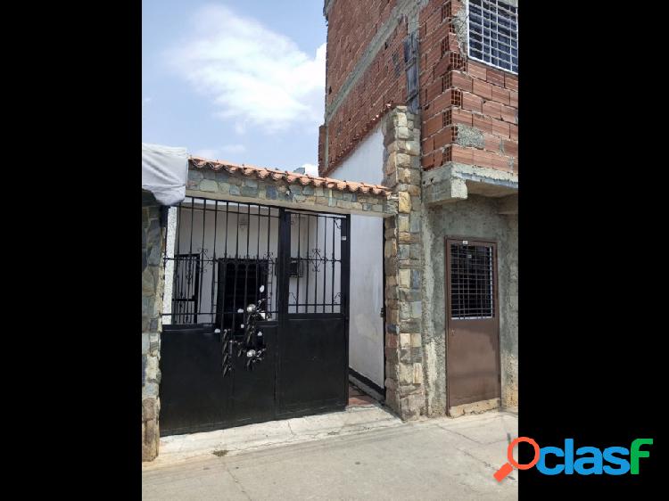 EN VENTA CASA EN CON USO COMERCIAL EN LA CANDELARIA VALENCIA