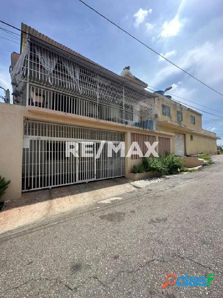 Edificio con Locales en Venta/Remax Millenium.