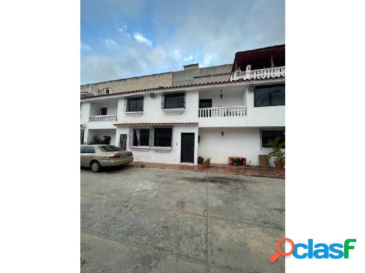 En Venta Amplio y Moderno Town House Dúplex, Ubicado en