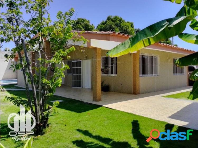 En Venta Casa con Piscina en Higuerote + anexo