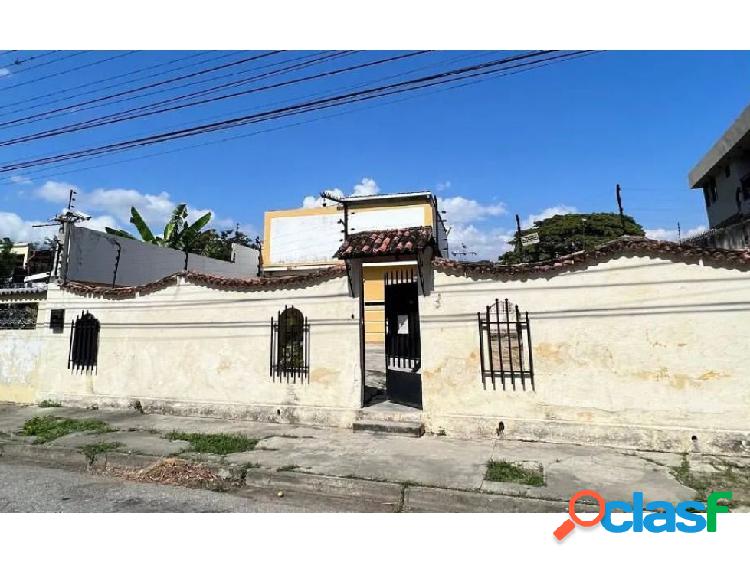 En Venta Casa para Remodelar con Amplio Terreno, La Floresta