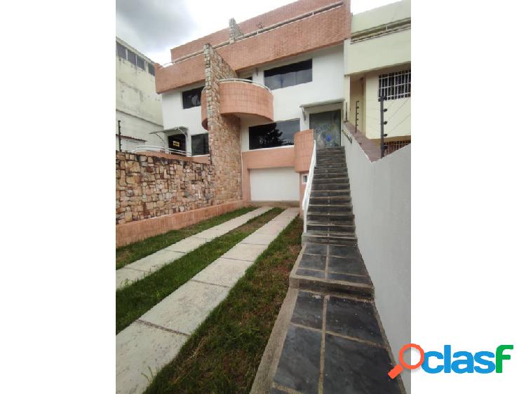 En Venta Town House de 3 niveles en la Urbanizacion El