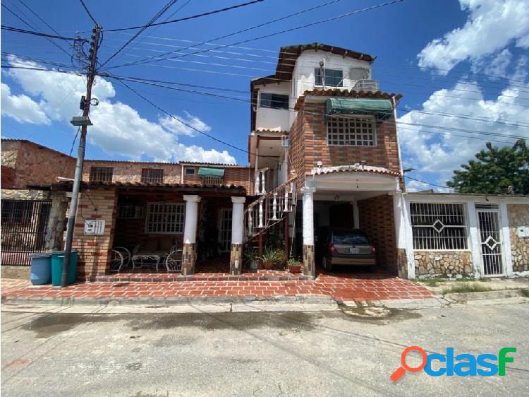 En venta Hermosa Casa de tres pisos El Macaro Turmero Aragua