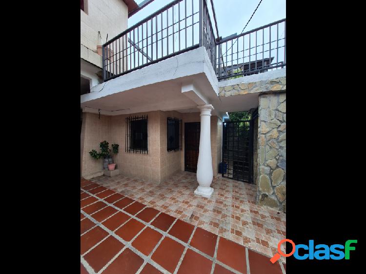 En venta casa 210m2. 4H/3B/4P. Guatire.