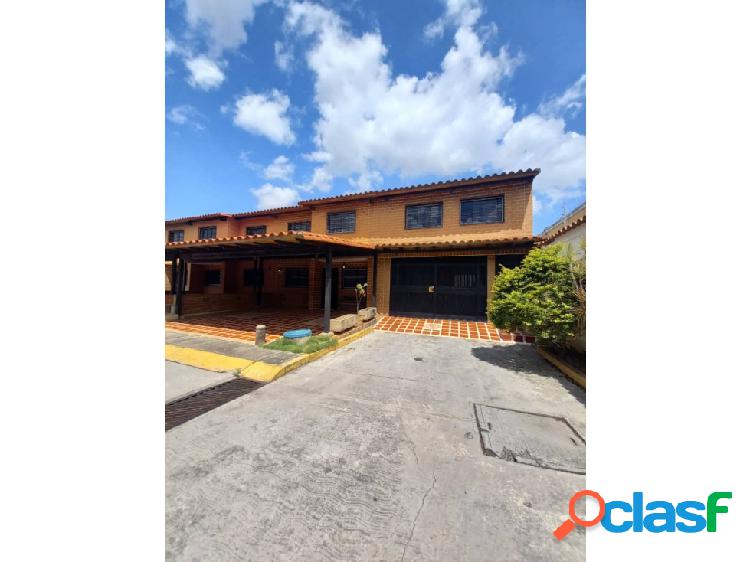 En venta casa 214m2 3H/4B/5P. Guatire.