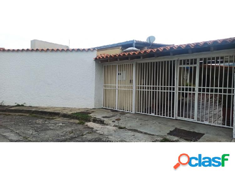 En venta casa de una sola planta Prados del Este calle