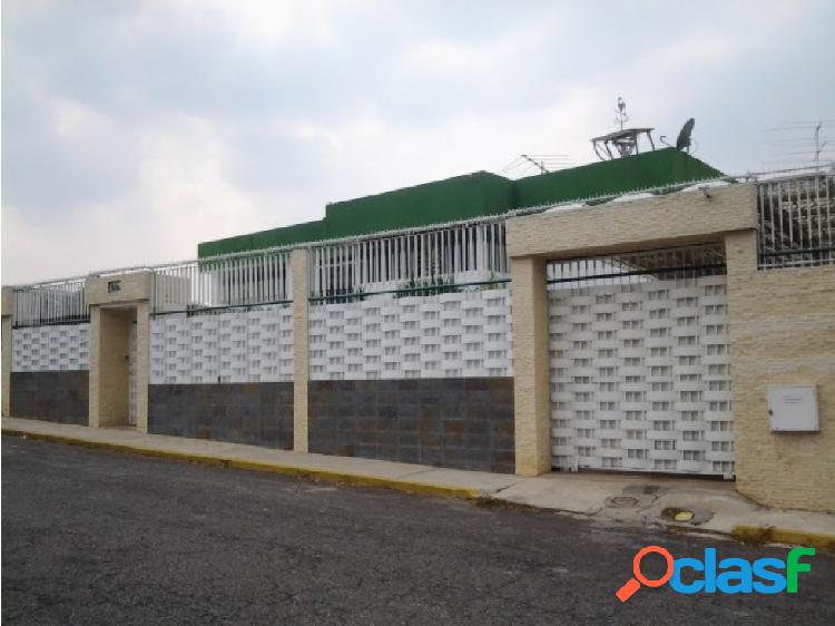 HERMOSA CASA EN COLINAS DE BELLO MONTE.