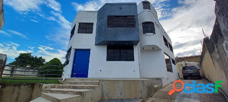 Hermosa Casa Quinta en la Urbanización Valles de Camoruco.