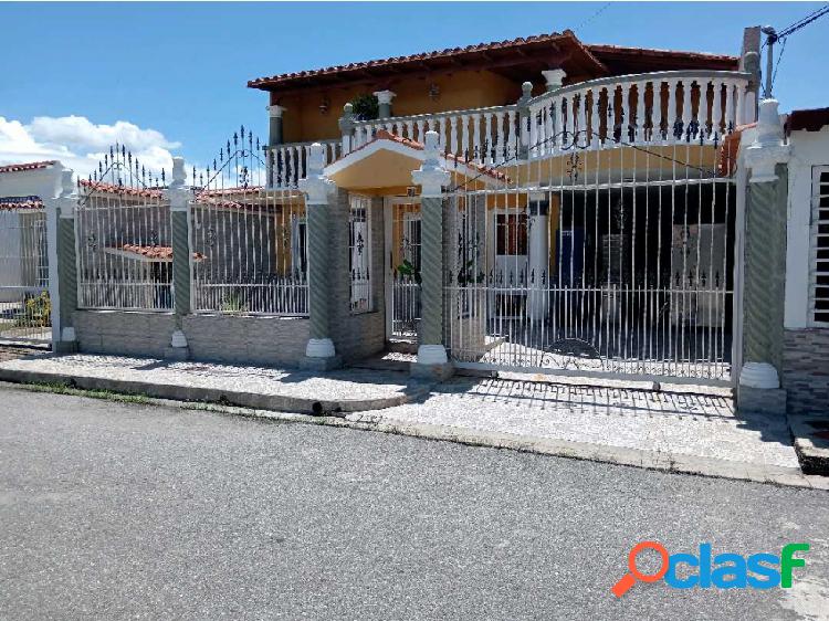 Hermosa Casa en Venta,ubicada en Las Praderas.Guacara