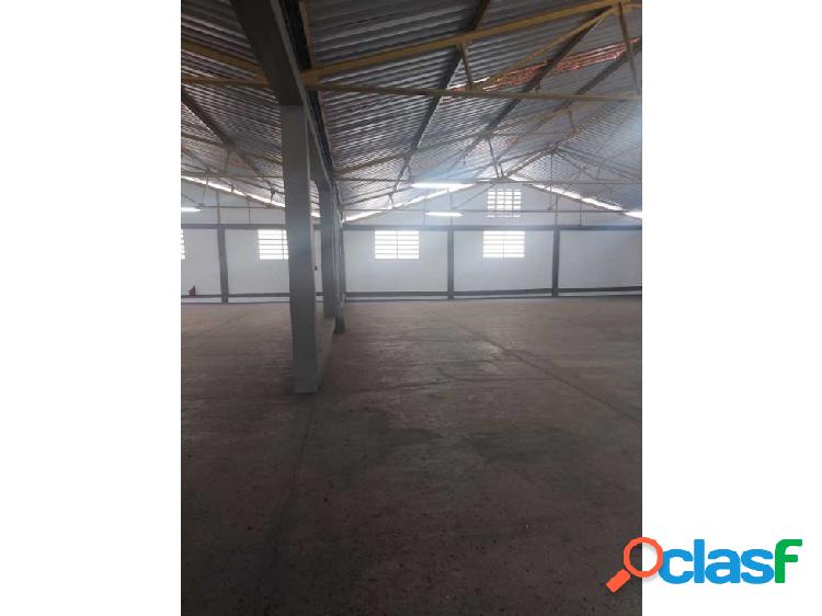 La Yaguara Galpon 1200m2 en Messanina montacargas