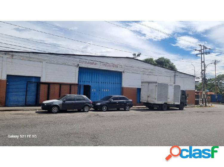 SE VENDE GALPÓN CON LOCALES COMERCIALES EN CABUDARE