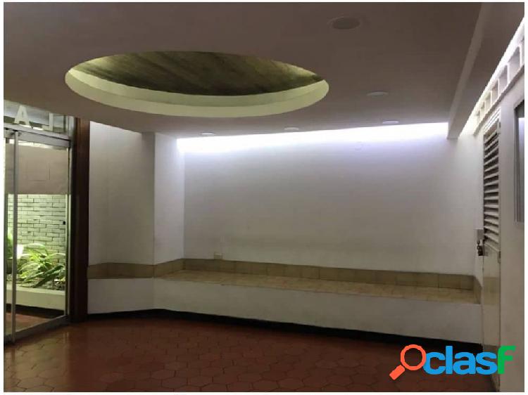 Se alquila oficina en Campo Alegre 136m2/6h/5b/1p