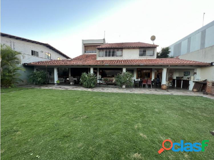 Se vende Casa 400m2. 4H + S/4B + 1/2/ 3P. Santa Paula.