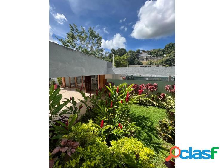 Se vende Casa 400m2. 5H+S/3B+S/6P. Prados del Este.