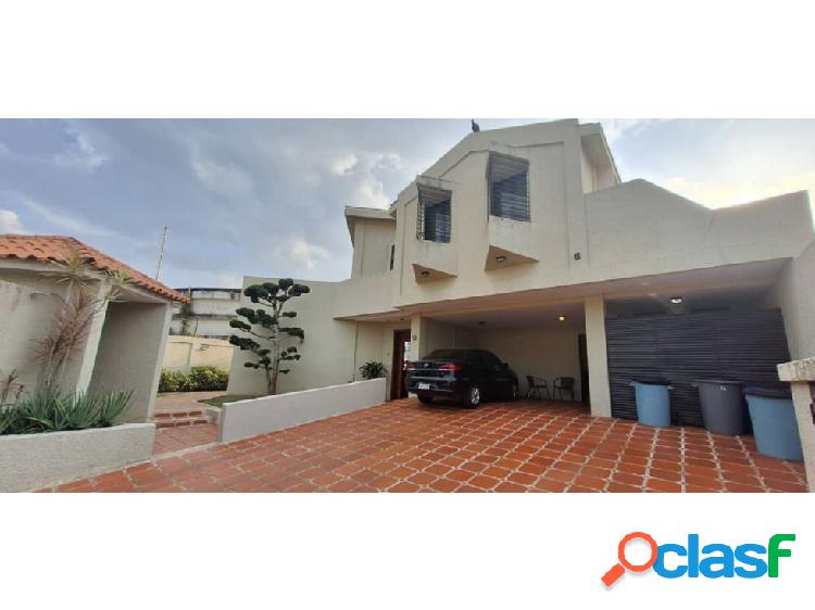 Se vende casa 1.700m2 de terreno - 4h+2s+4b+1s+6p - El