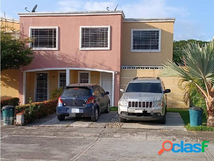 Se vende casa 110m2. 3H/3B/2P. Estancia las Margaritas.