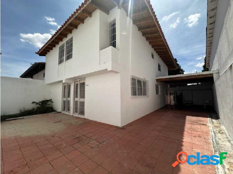 Se vende casa. 305m2. 4H+S/3.5B+S/2P. Los palos grandes