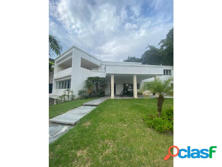 Se vende casa 800m2 4h/5b/10p Country Club 3403