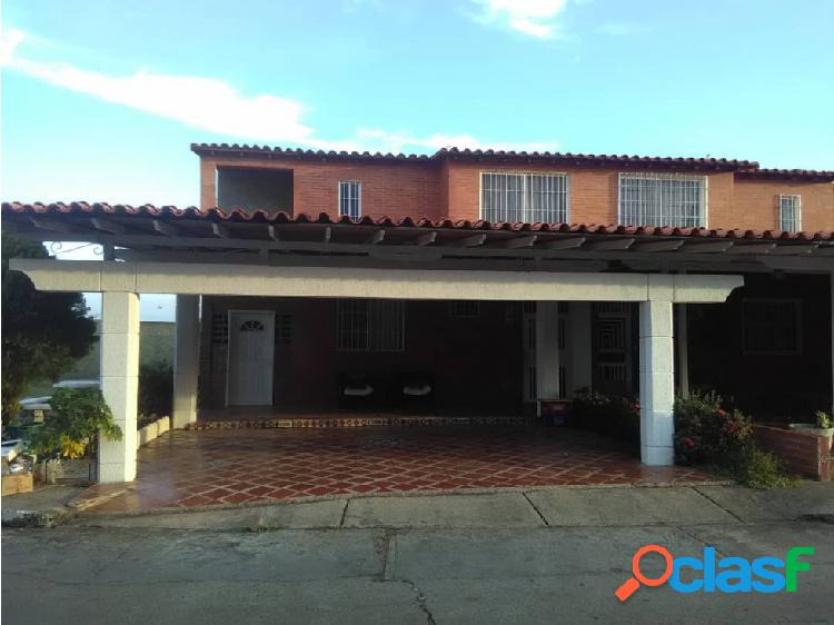 TOWN HOUSE EN LA URB VILLAS MORICHAL / TIPURO