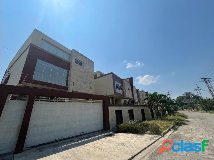 Town House, obra gris en Venta, Urb. La Floresta, Maracay.