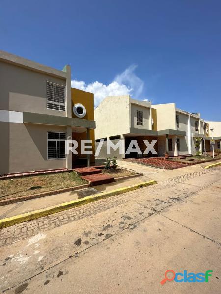 Townhouse En Alquiler Acuarelas del Sol. Remax Millenium