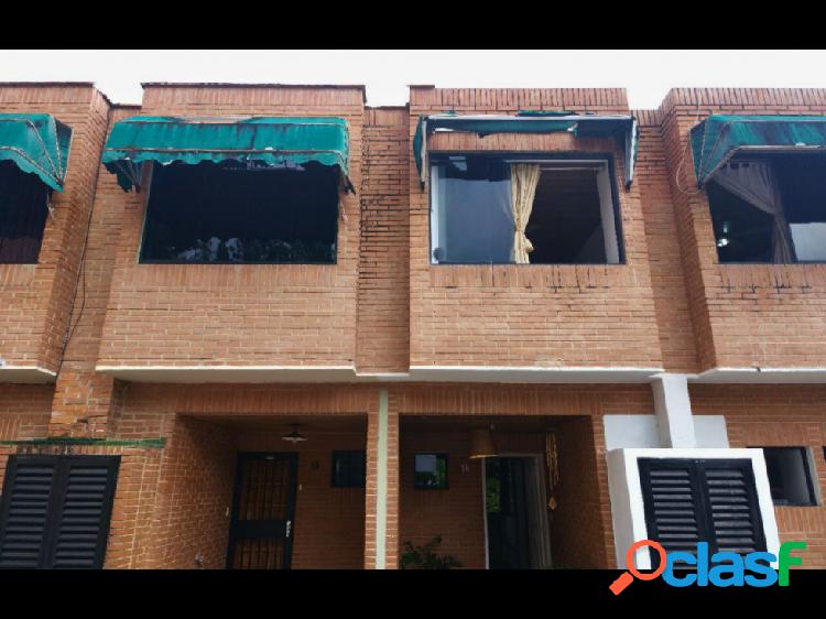 Townhouse en Venta Urb Oripoto, 236Mt2, 3H,2B,2E. 78-24-78