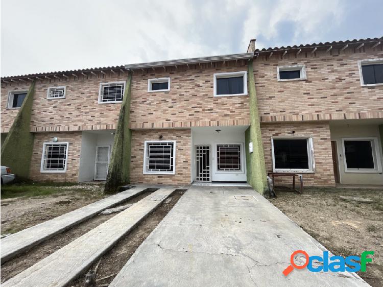 Townhouse en venta, Urb. Altos De La Floresta, La Victoria.