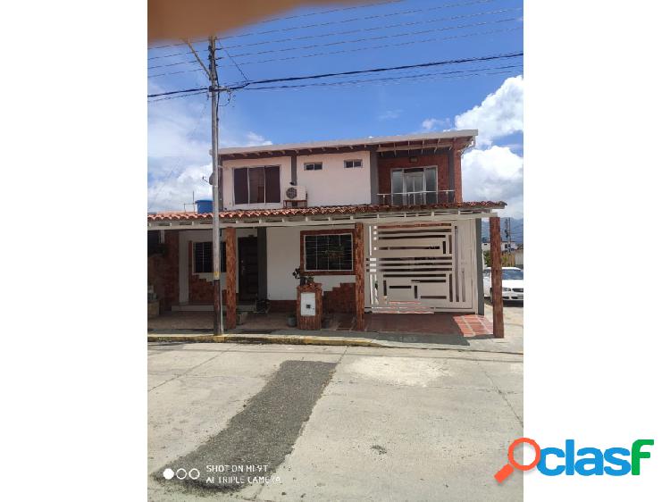 VENTA DE CASA DOS NIVELES URB VILLA DE LAS CARACARAS 21-14