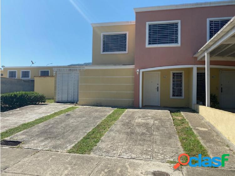 Vendo Townhouse en La Av. Intercomunal Guatire Guarenas