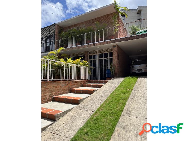 Vendo casa 350m2 4h/4b/5p Los Chorros 3784