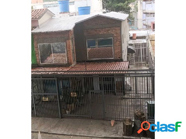 Venta de CASA COMERCIAL PIE DE CALLE BELLO MONTE NORTE