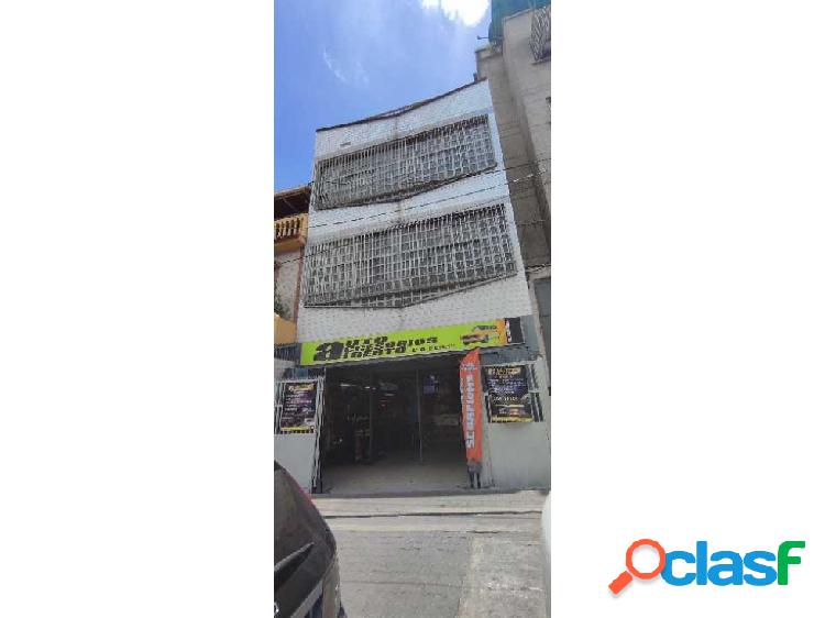 Venta de Local Comercial 450m2. En Catia.399000.